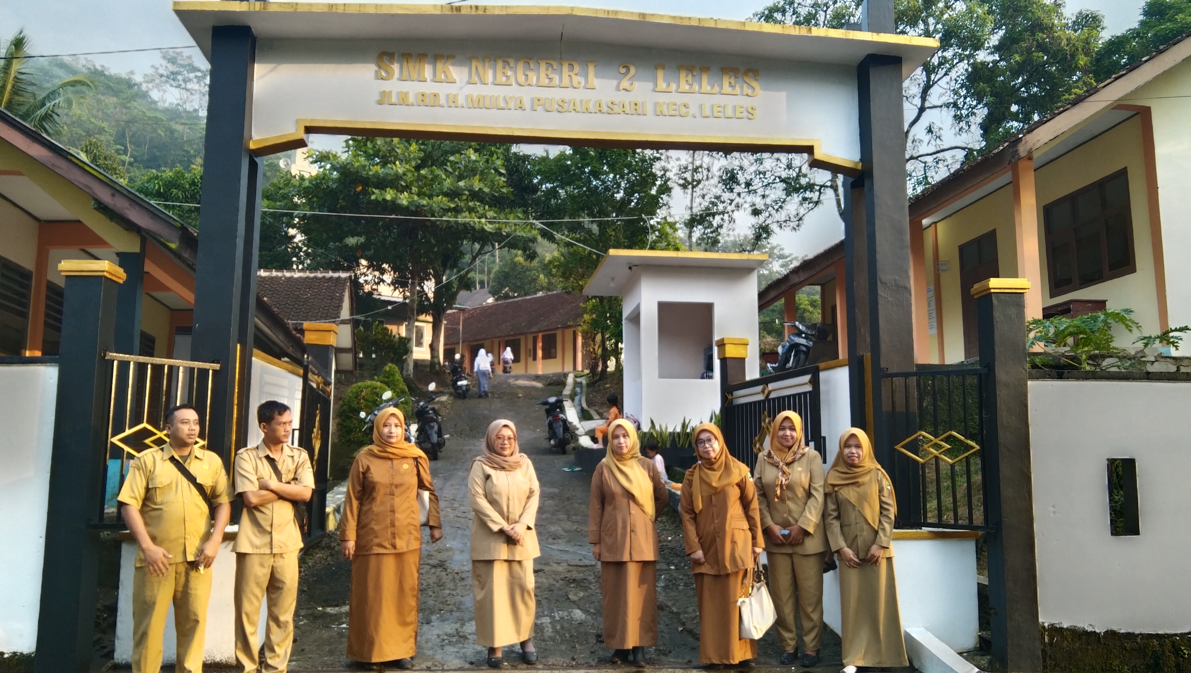 Hangatnya Pagi di SMKN 2 Leles: Program ‘Rasamala’ Sambut Siswa dengan Senyuman