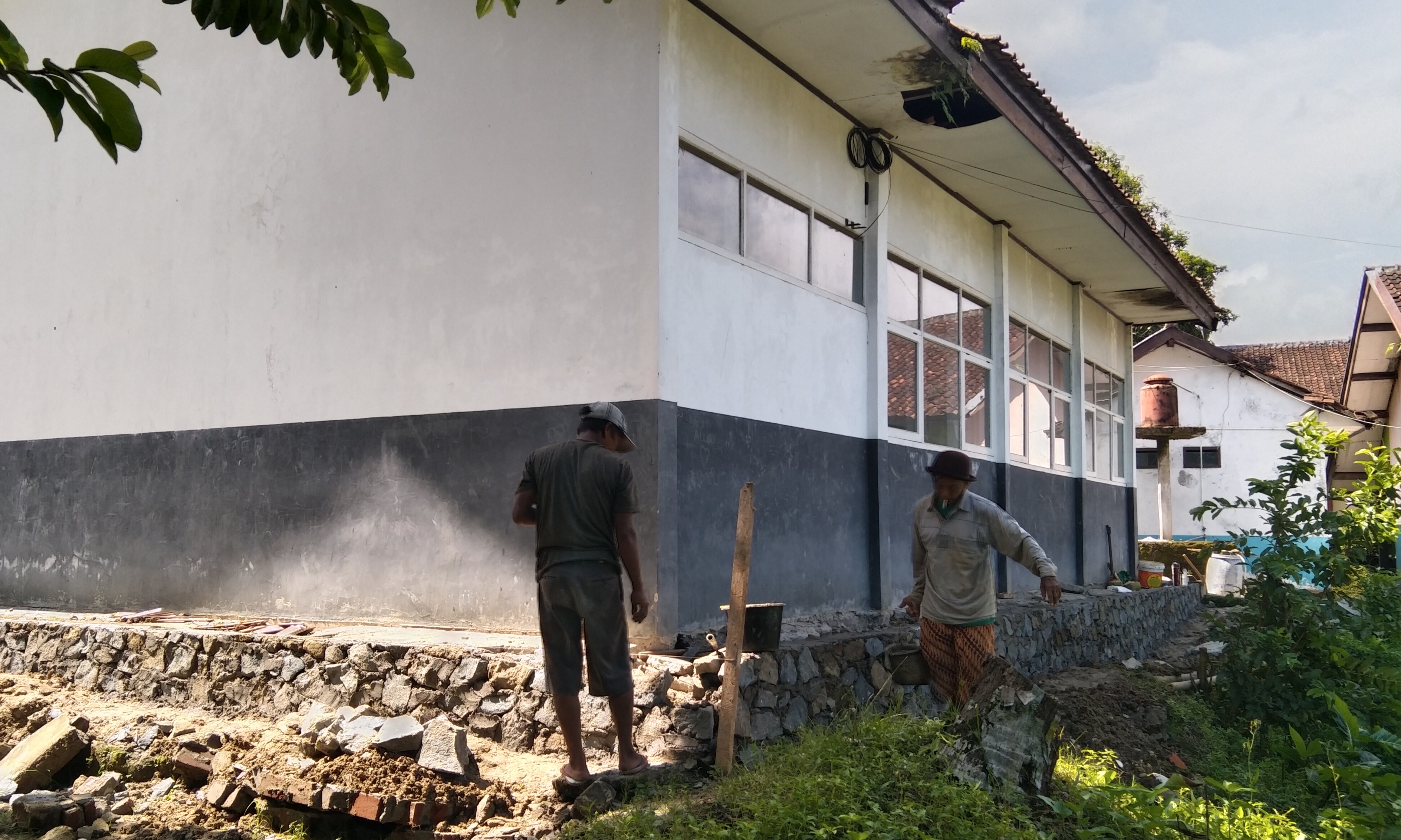 Gerak Cepat Perbaiki Sarpras, SMKN 2 Leles Renovasi Lab Komputer untuk Keamanan Siswa