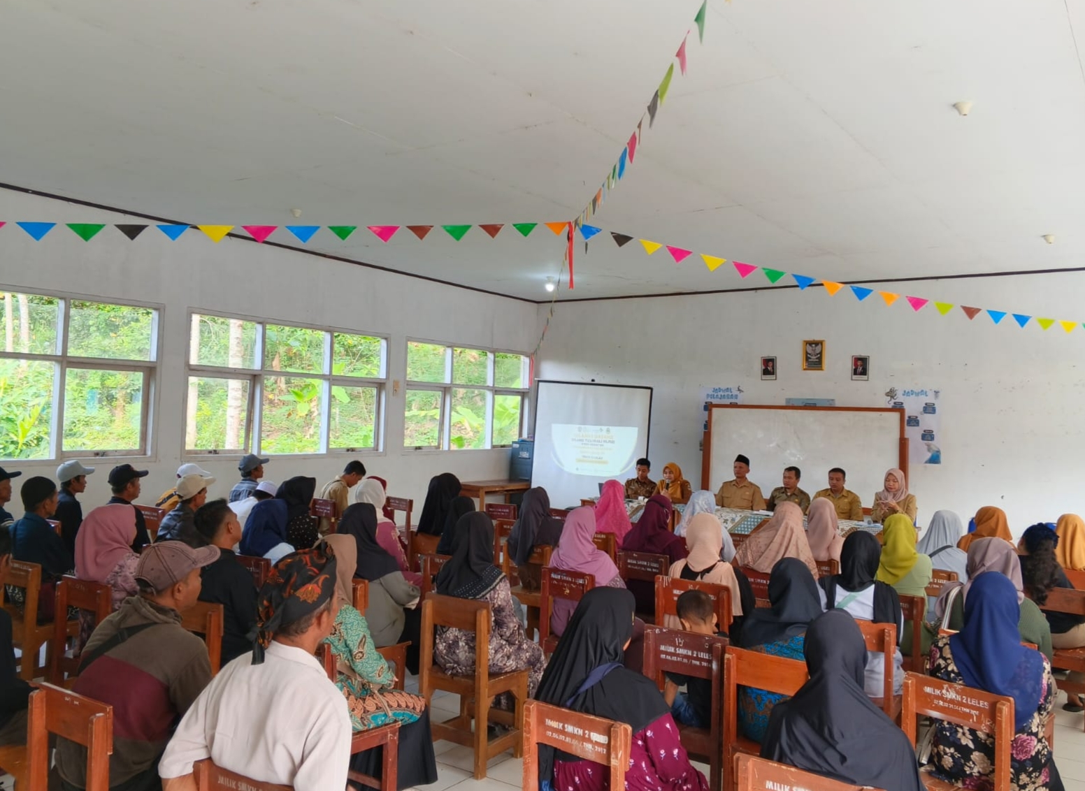 Suasana Penuh Haru dan Bangga, SMKN 2 Leles Serahkan Surat Kelulusan kepada Orang Tua Siswa