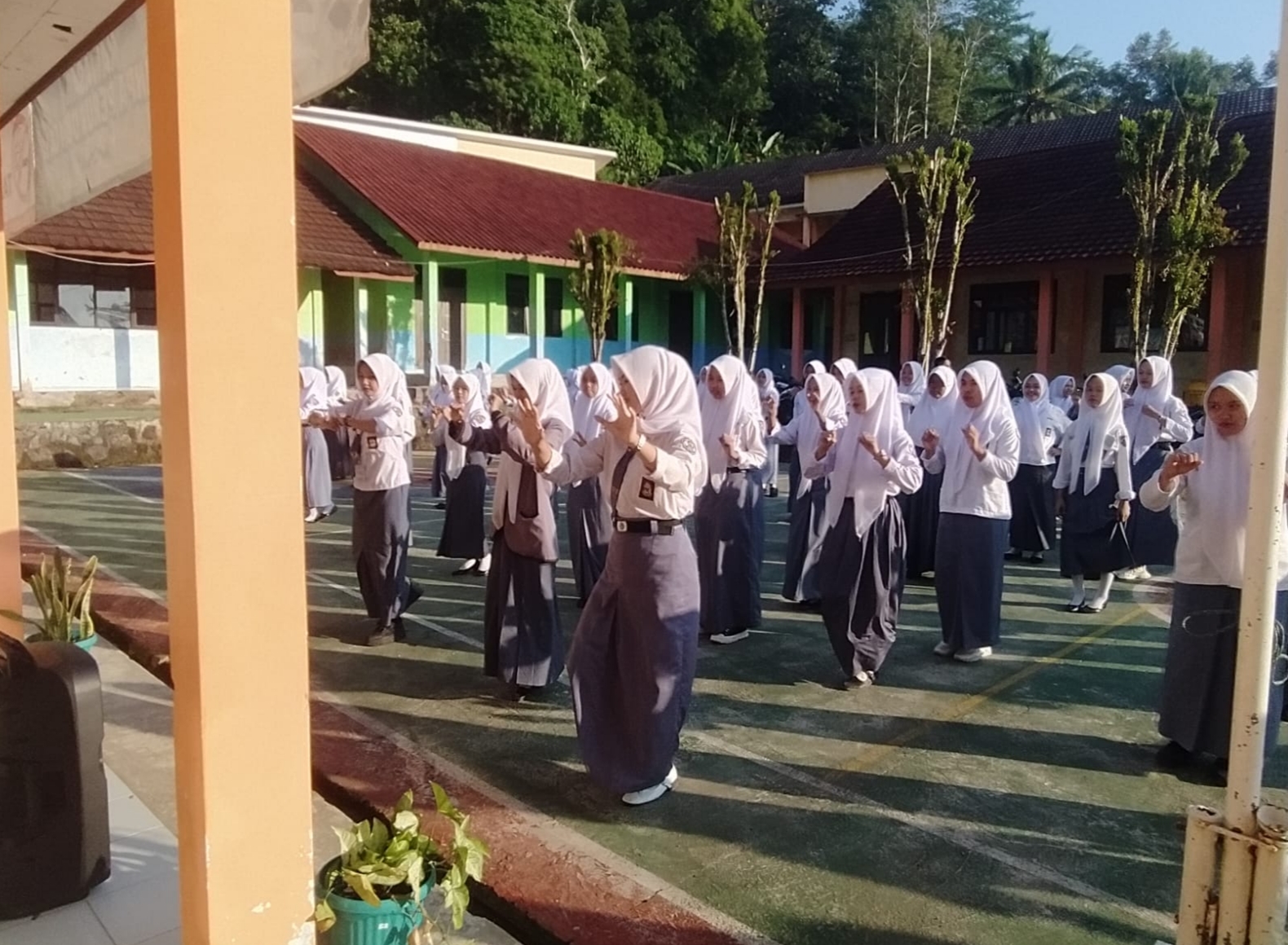WARU: Selasa Berenergi di SMKN 2 Leles, Tubuh Bugar Belajar Pun Lancar!