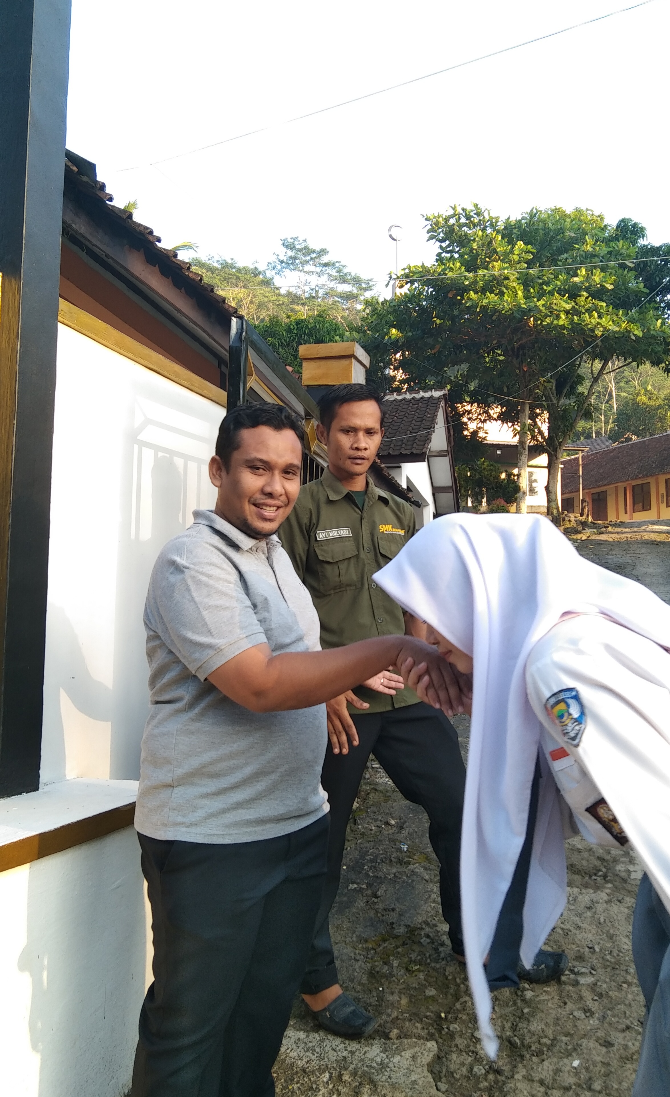 Dedikasi Tanpa Batas Tim Rasamala SMKN 2 Leles di Selasa Pagi