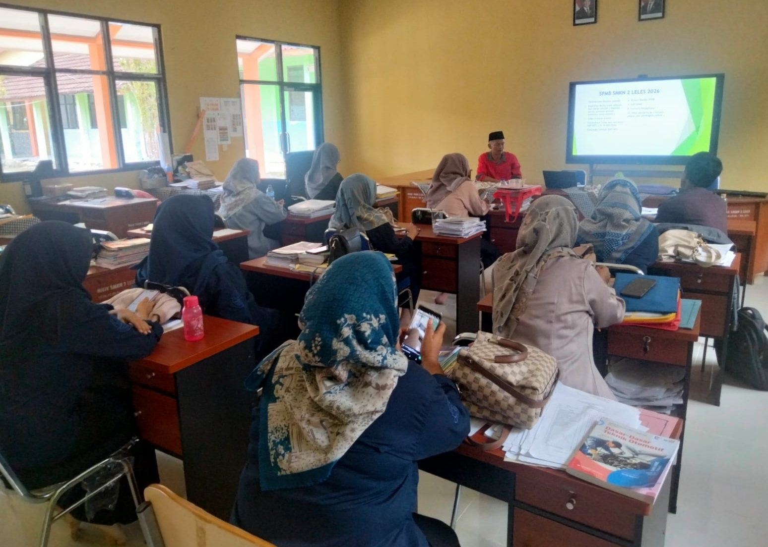 Kepala SMKN 2 Leles Beri Motivasi di Kombel Pusaka, Tekankan Pelayanan Siswa hingga Persiapan Turnamen Besar