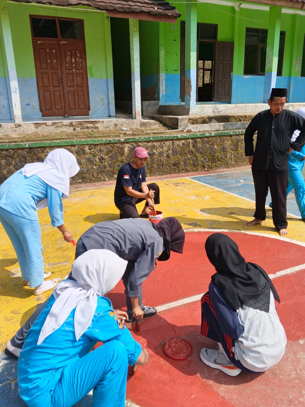 Melihat Aksi Pelajar SMKN 2 Leles 'Sulap' Lapangan Sekolah Demi Sambut Kompetisi Futsal dan Voli SMP