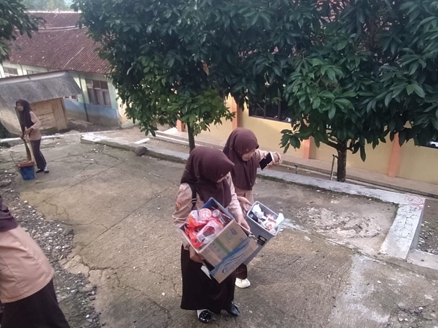 JATI: Budaya Merawat SMKN 2 Leles Lewat Aksi Nyata Jaga Alam dan Lingkungan
