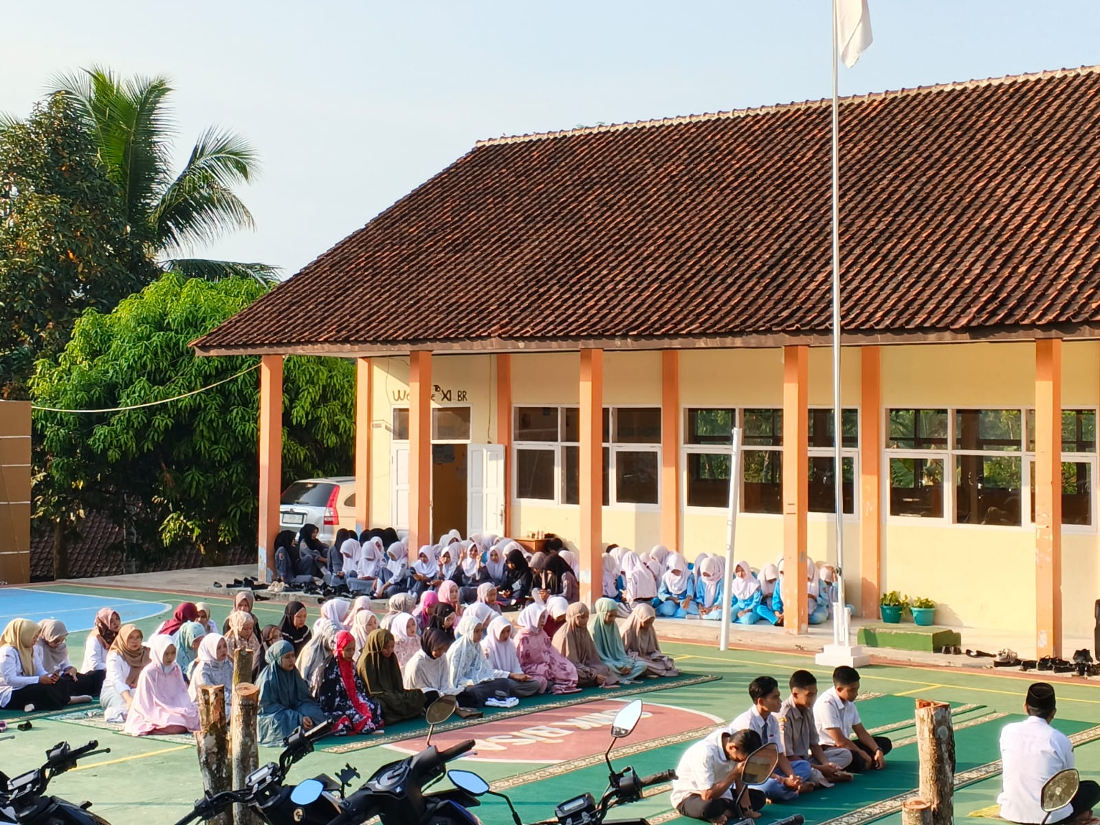 Meningkatkan Disiplin dan Keimanan, SMKN 2 Leles Gelar Salat Dhuha Bersama Sambut Bulan Zulhijah