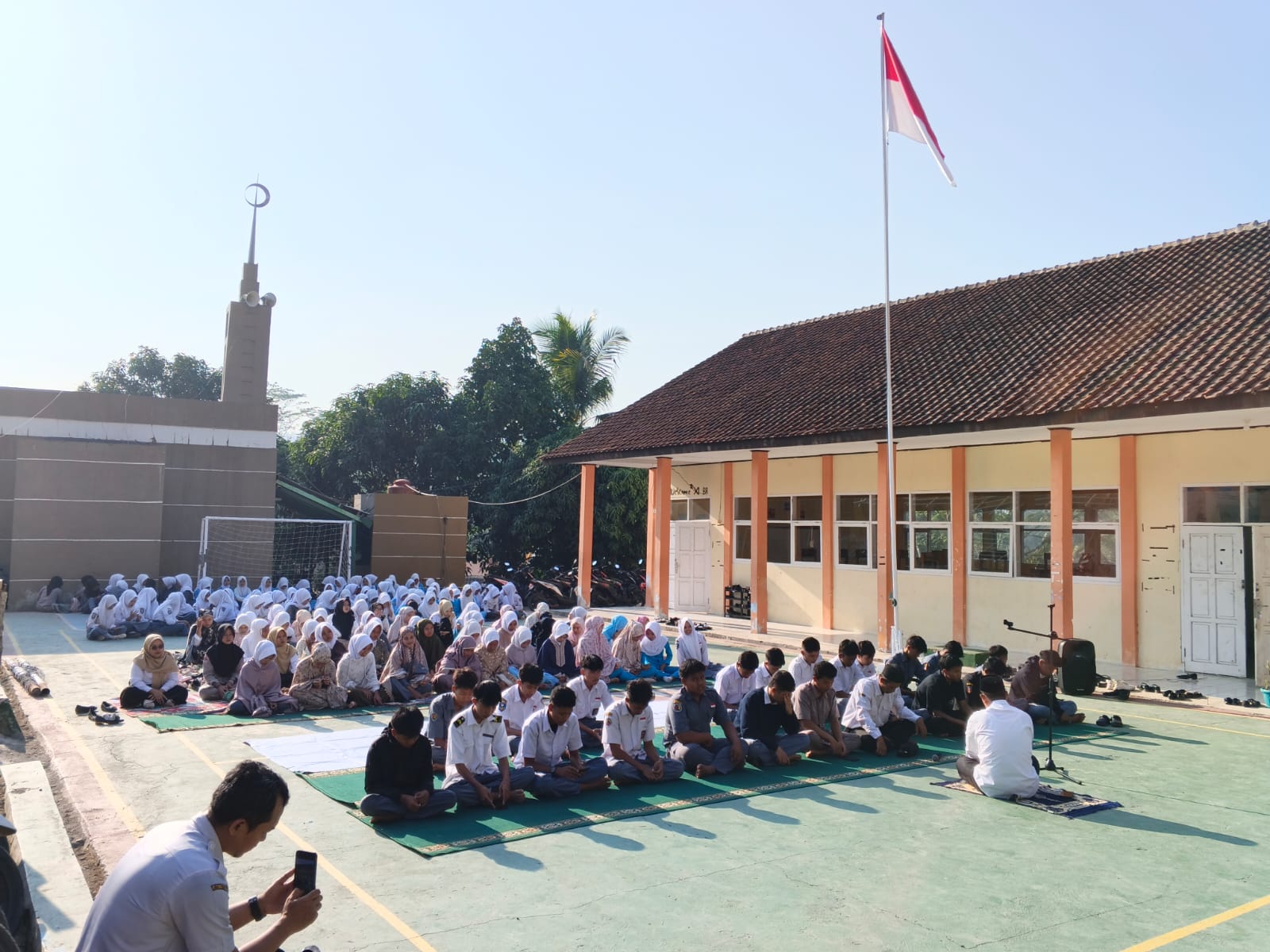 Dari Gerbang hingga Lapangan: Aksi Nyata SMKN 2 Leles Cianjur Cetak Generasi Unggul Berakhlak Mulia