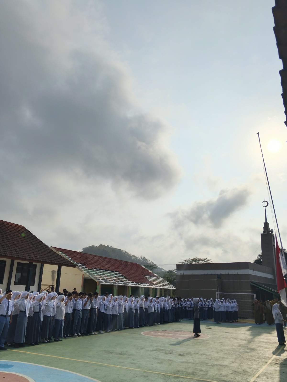 Mendung Tak Menyurutkan Semangat, Upacara Senin di SMKN 2 Leles Cianjur Berlangsung Khidmat